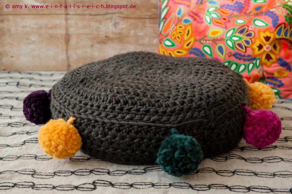 Sitz-Pouf aus knit & hook - the bulky merino - amy k. e-i-n-f-a-l-l-s-r-e-i-c-h